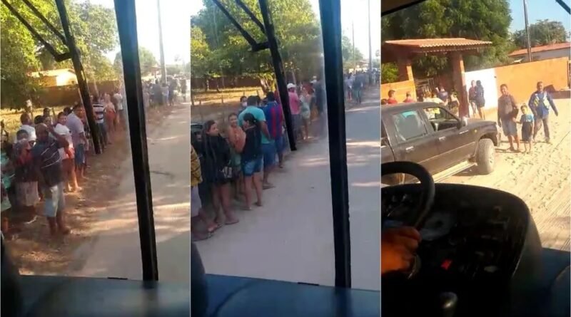 Fila longa de pessoas em busca de atendimento com garoto de 6 anos na cidade de Cruz