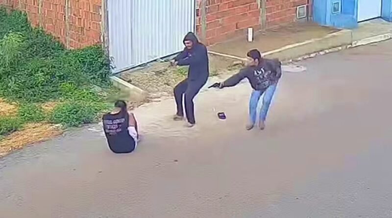 Armas de fogo falham várias vezes e jovem sobrevive a ataque de dois homens armados — Foto: TV Verdes Mares/Reprodução