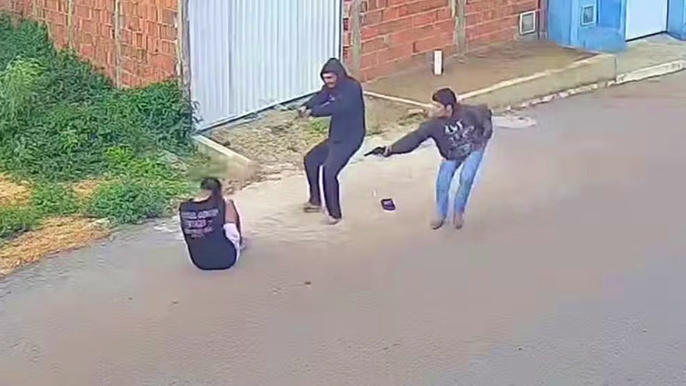 Armas de fogo falham várias vezes e jovem sobrevive a ataque de dois homens armados — Foto: TV Verdes Mares/Reprodução
