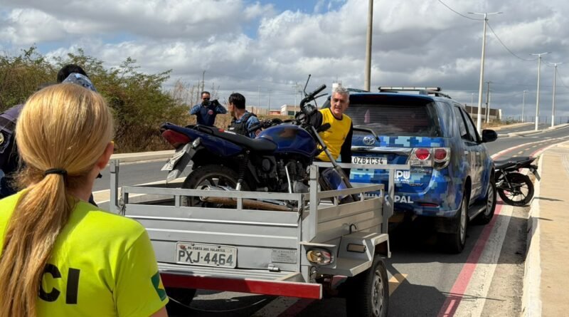 Motocicleta roubada de vigilante é recuperada em matagal no bairro Pereiros, em Ipu